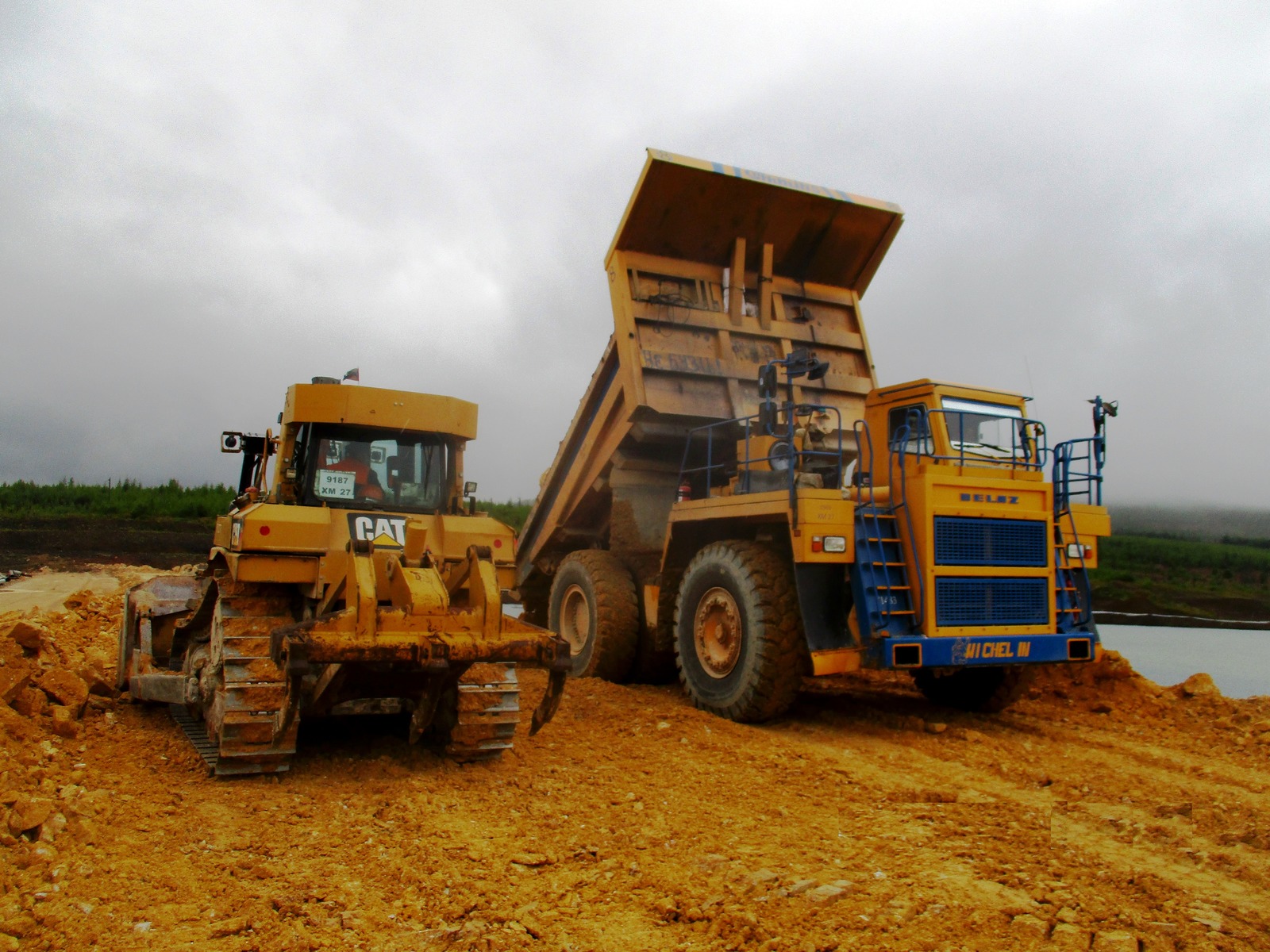 Technique at the gold deposit. - My, Field, BelAZ, Technics, Gold, Caterpillar, Longpost, My