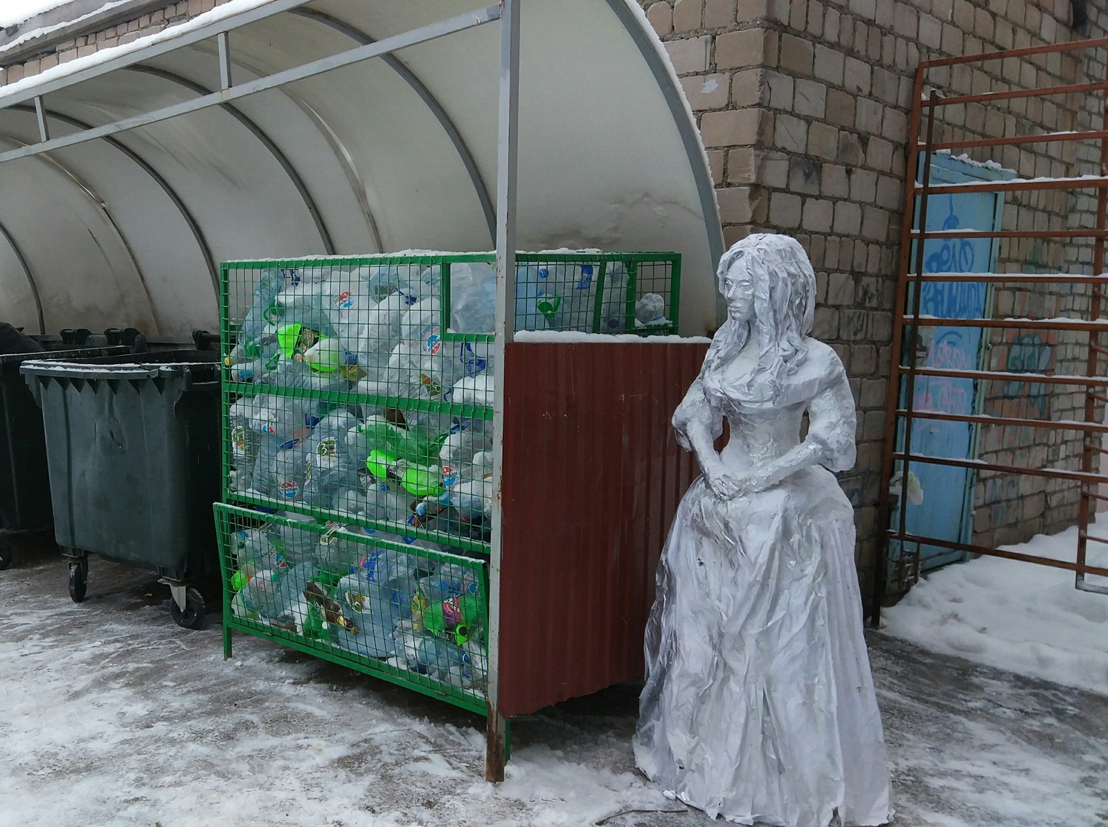 Tin foil girl in the trash - My, Trash heap, Beautiful girl, Foil, Longpost