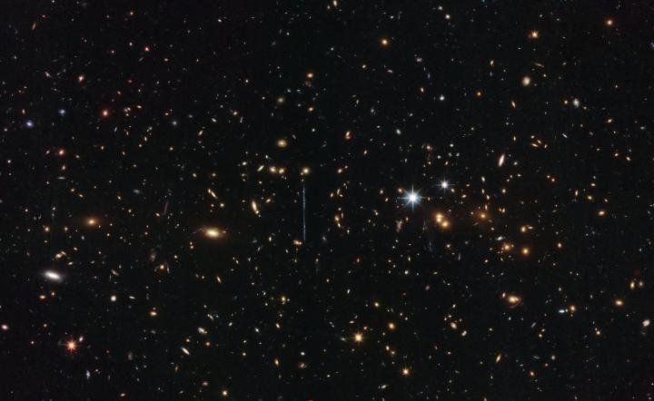 Snapshot: Hubble sees a cluster of galaxies with a mass of three million billion suns - Hubble telescope, , Astronomy, Fat man, Copy-paste, Star Cluster, Fullness