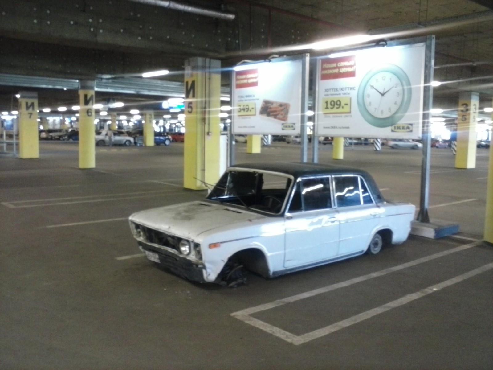 Omsk August 19, 2013 Swedish store parking - My, Parking, Understated car, , Without wheels, , Is free!, Parking Wizard, Неправильная парковка