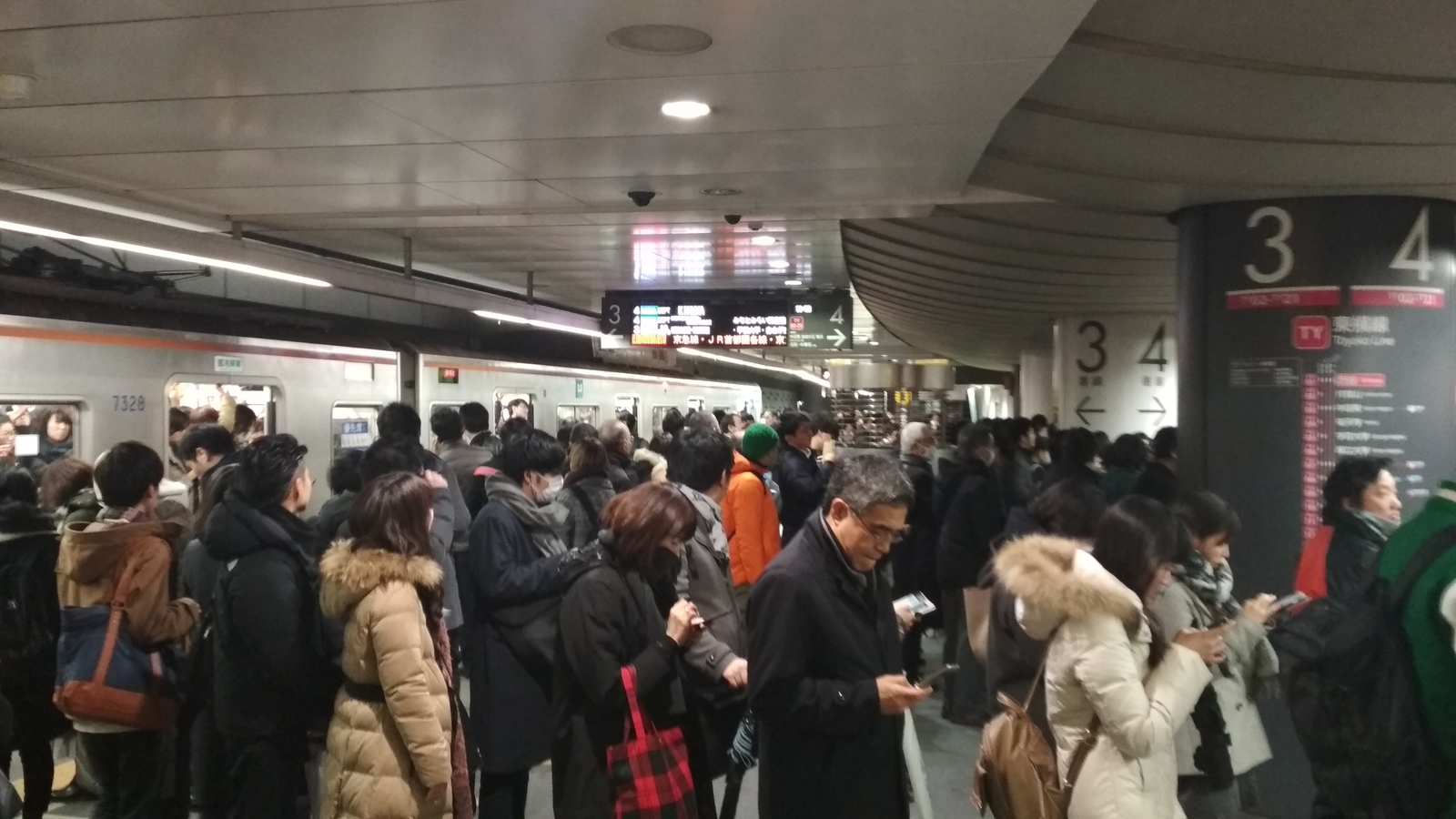 The first snow in Tokyo and the reaction of the townspeople - Japan, Tokyo, Snow, Apocalypse, Longpost