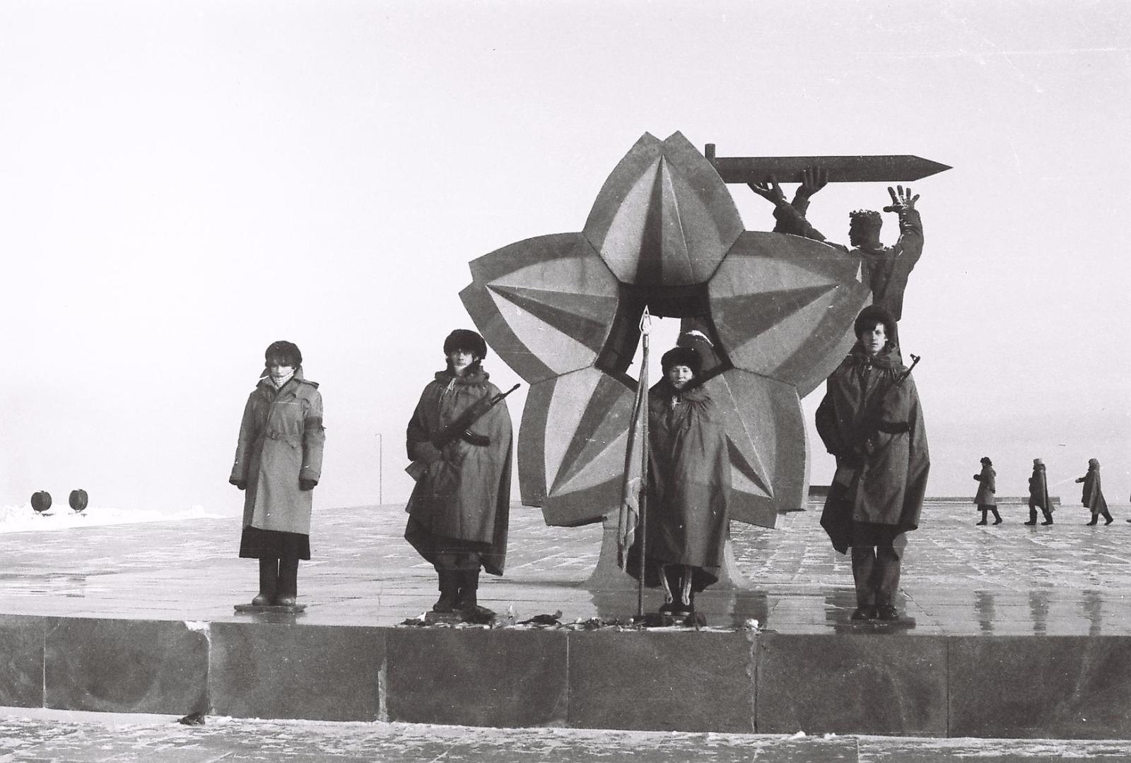 Monument Rear - Front in Magnitogorsk 1984. - Magnitogorsk, Monument, the USSR, School, People, Old photo, Rear, Memories, Longpost