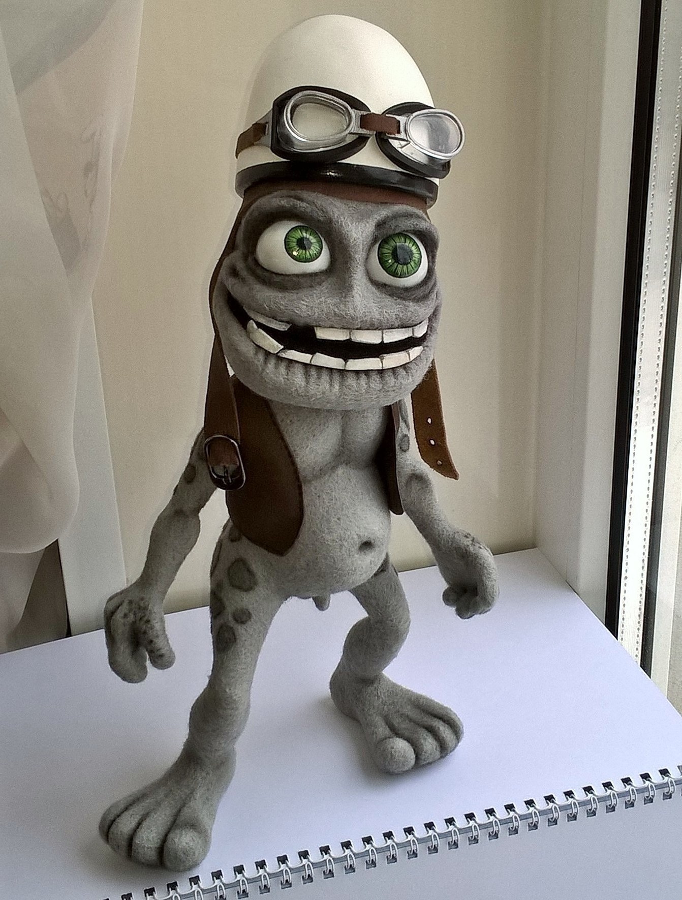 Лягушонок крейзи. Crazy Frog игрушка. Crazy Frog фигурка. Лягушонок Crazy Frog фигурка. Игрушка Crazy Frog фотография игрушка Crazy Frog фотография.