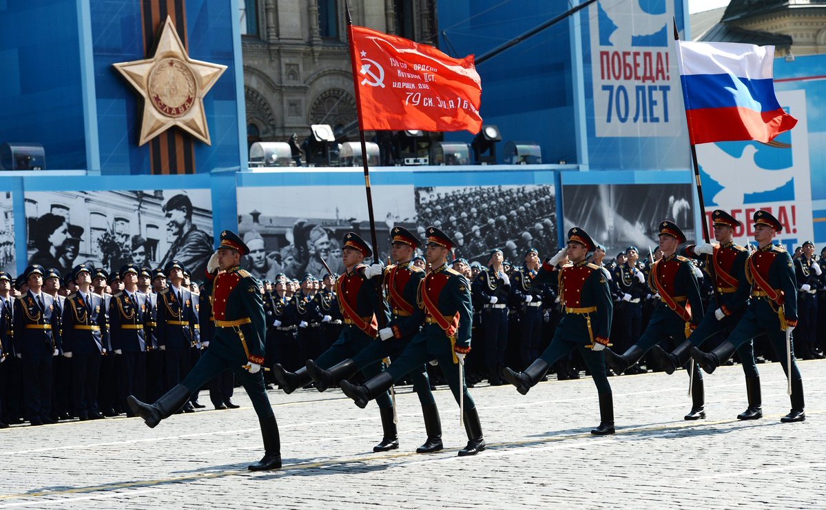 At the parade in honor of the 75th anniversary of the Victory in the Battle of Stalingrad, the sickle and hammer on the Banner of Victory were smeared - Volgograd, Battle of stalingrad, Parade, Russia, Longpost, Video