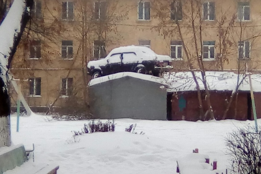 who lives on the roof... - Garage, Yaroslavl, Roof, Неправильная парковка