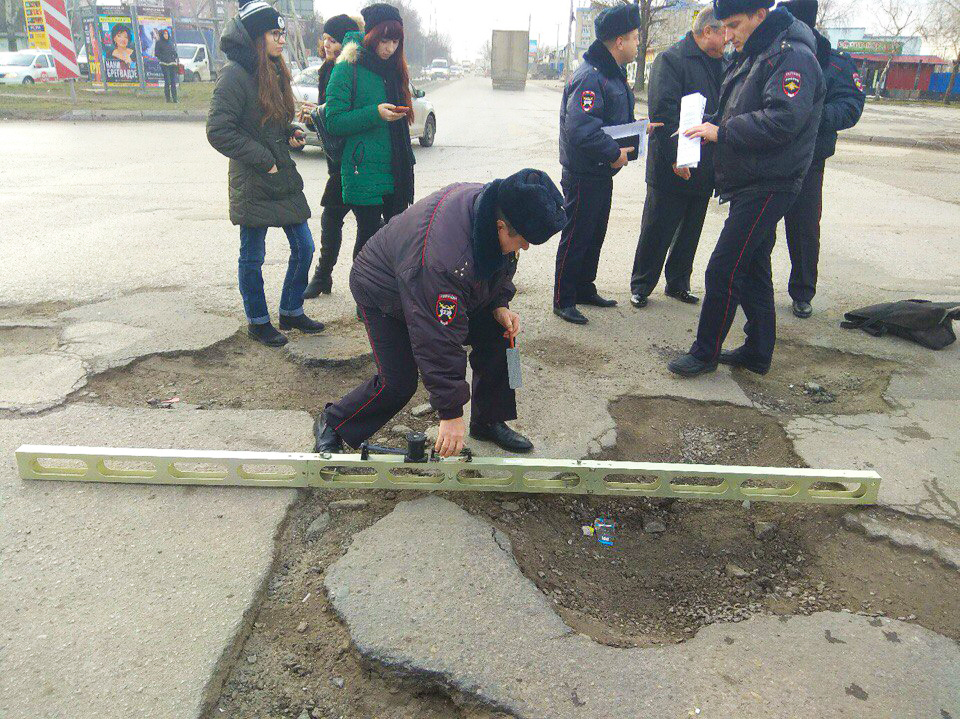 The deepest pit of the city is chosen today by road services - Pit, Rostov-on-Don, Road