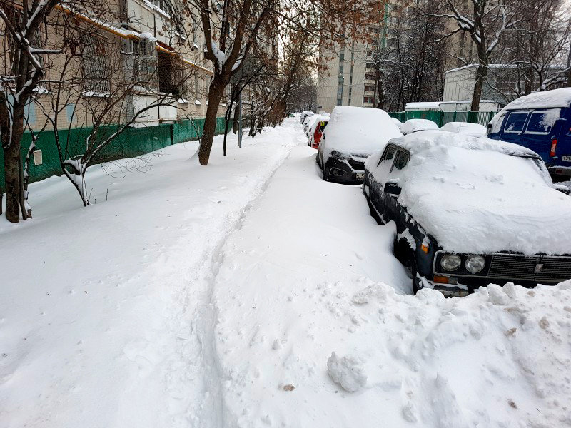 Печатники остаются под снегом несмотря на близость снегоплавильни и выделенные на вывоз сугробов 45 миллионов рублей. - Москва, Спальный район, Снег, Мусор, Гбу Жилищник