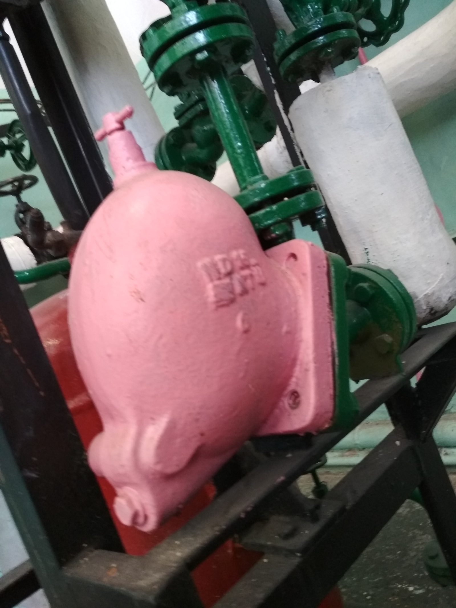 Am I the only one who sees a pink pig here? - My, , Piggy, Production