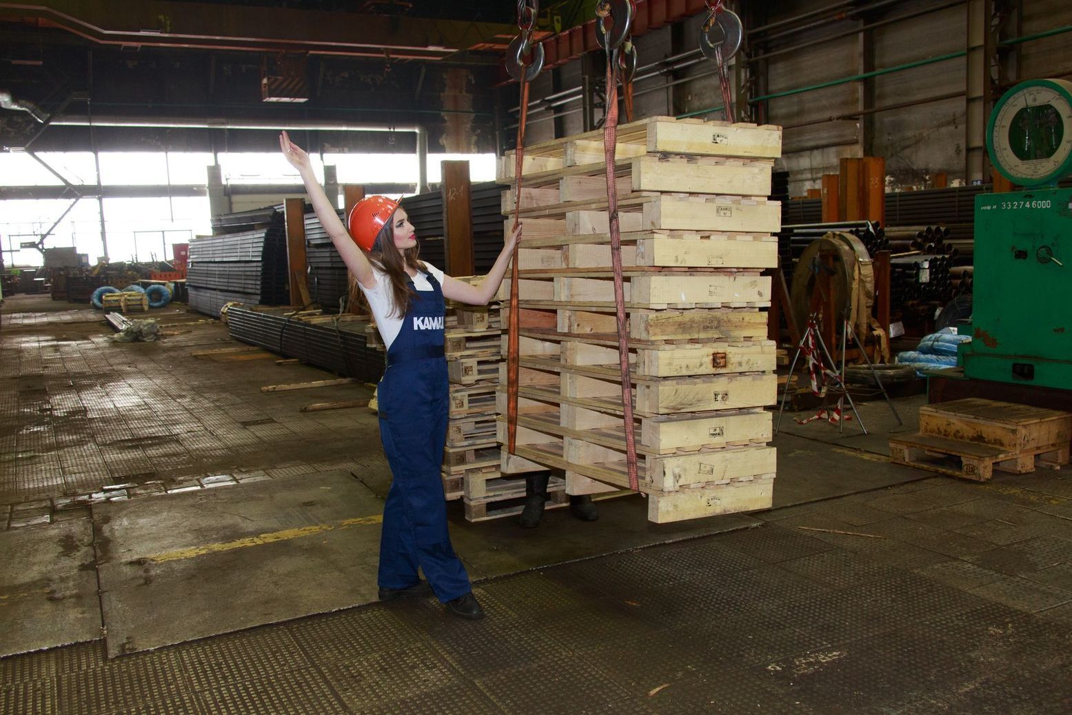 ZAVODchanki: Adelina Tarasova, computer operator of the section for providing metal to the KAMAZ PRZ - Kamaz, Zavodchanki, Production, Automotive industry, , Naberezhnye Chelny, Video, Longpost