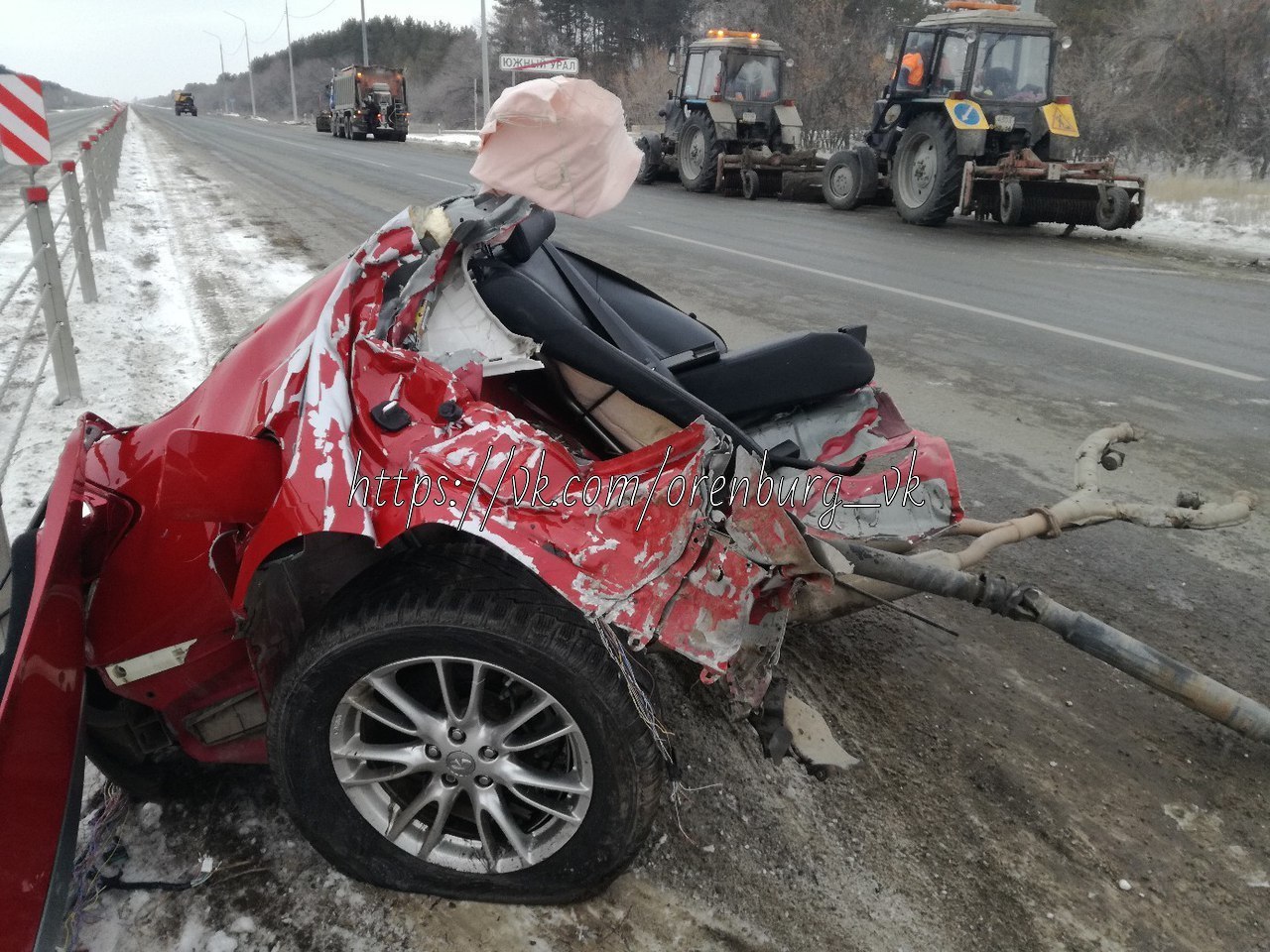 The Germans are tearing up a red car - Hockey, , Auto