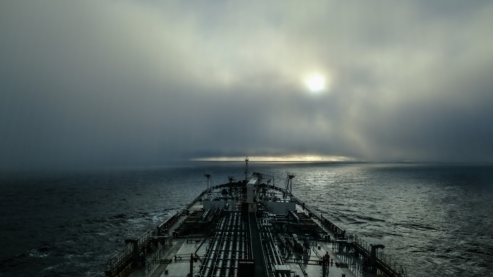 A mysterious fog was approaching from both sides.... - My, Sea, Steamer, Fog, Weather, Haze, Tanker, Ship