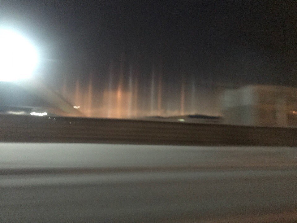 Mysterious pillars of light somewhere in the north of St. Petersburg - My, freezing, Light, Saint Petersburg, Photo on sneaker, Longpost