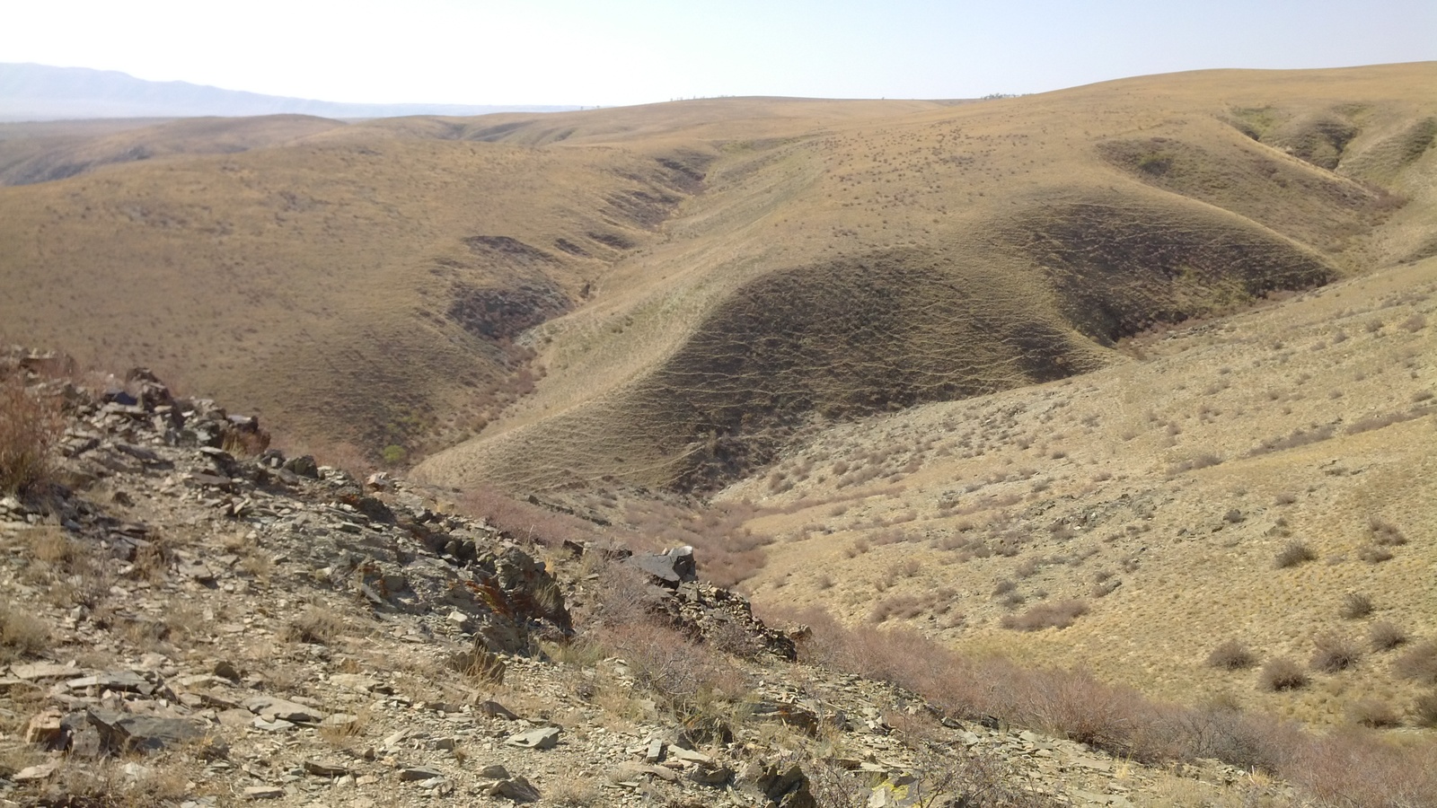 In Kazakhstan, near Karagaily... - My, The mountains, Kazakhstan, Heat, Dust, The sun, The rocks, Road, Longpost