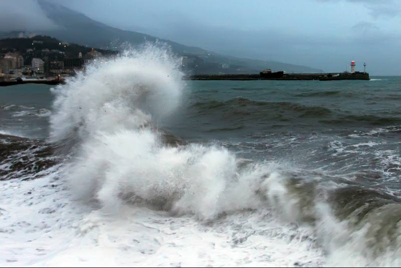 Yalta, slightly stormy... - Crimea, Yalta, Storm, Winter, The photo, Longpost