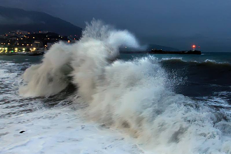 Yalta, slightly stormy... - Crimea, Yalta, Storm, Winter, The photo, Longpost