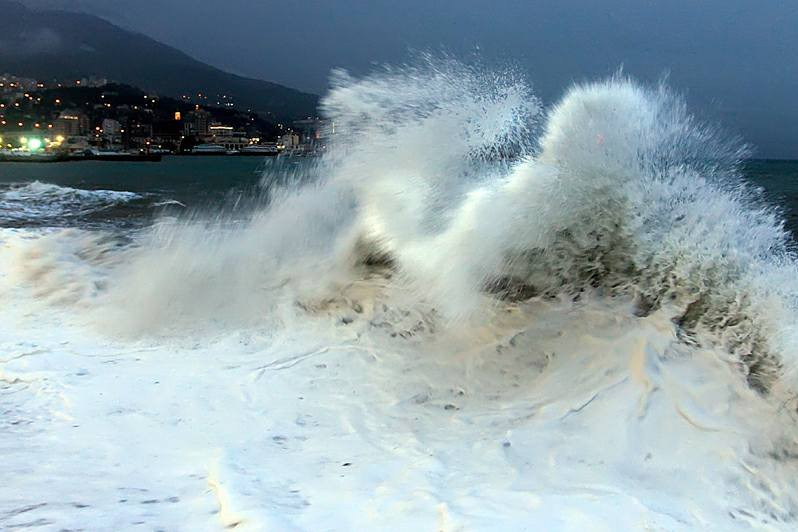 Yalta, slightly stormy... - Crimea, Yalta, Storm, Winter, The photo, Longpost