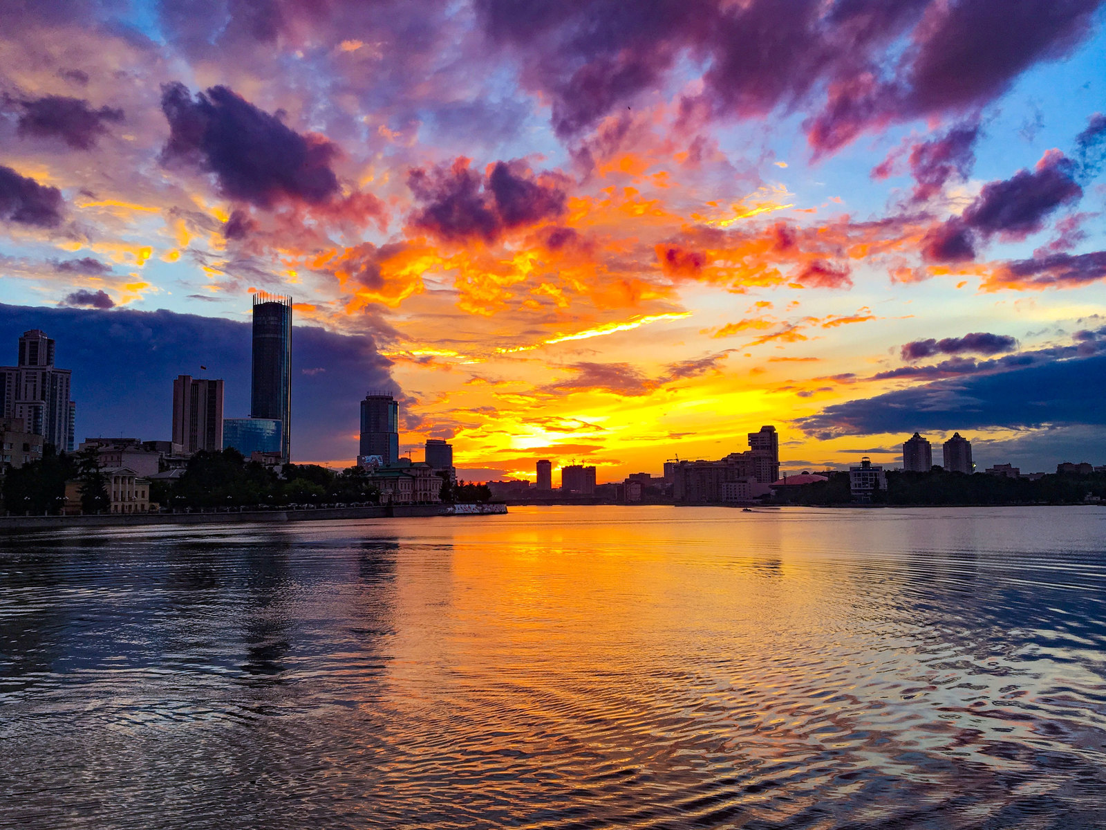 Embankment of Yekaterinburg - The photo, Embankment, Yekaterinburg, Evening, Sunset