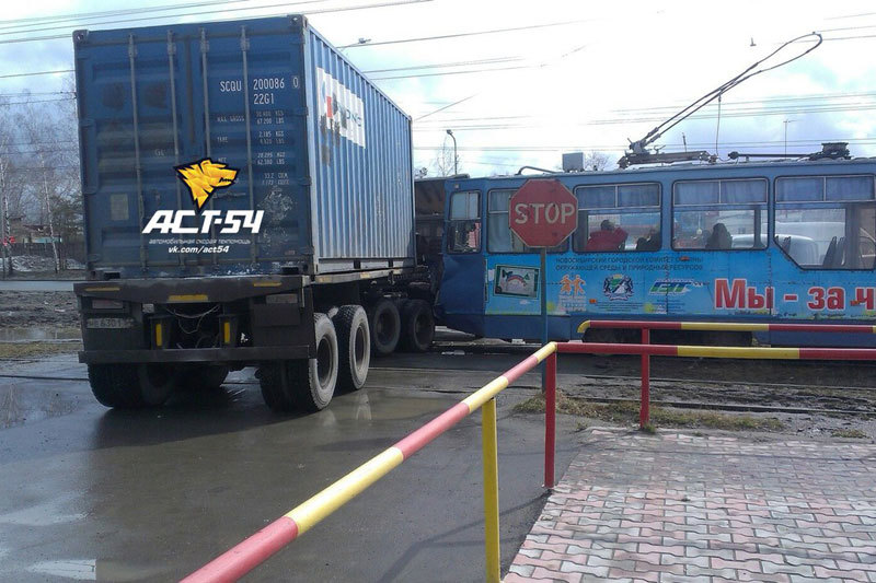 13th tram and his exploits - Tram, Road accident, , Incident, Novosibirsk, Longpost