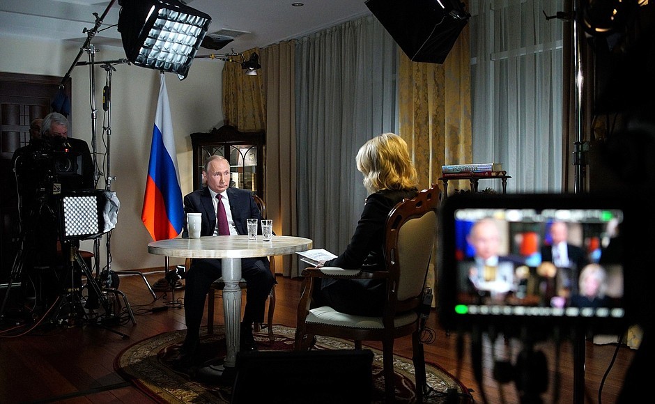 What is on the table in front of Putin? - Vladimir Putin, Interview, Politics