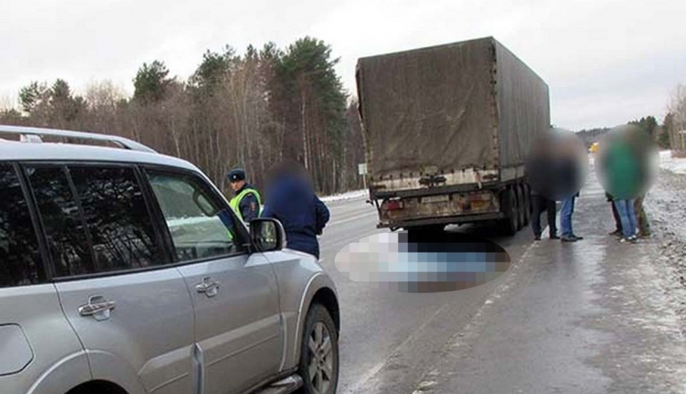 A resident of Karelia died under the wheels of a dump truck after a traffic police officer stopped him on the road. - Road accident, Карелия, Longpost