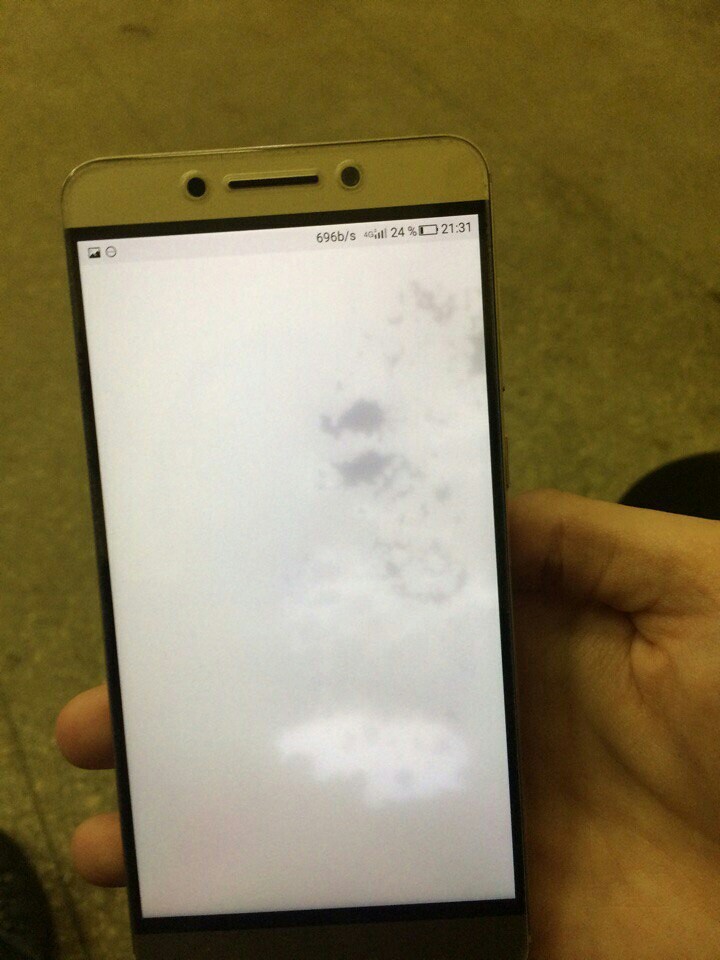 Экран телефона попала вода делать