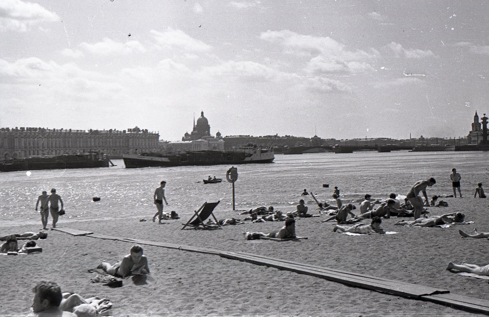 Пляж у Петропавловской крепости (старая фотоплёнка) - Моё, Ленинград, Петропавловская крепость, Пляж, Фотопленка, Хобби, Длиннопост