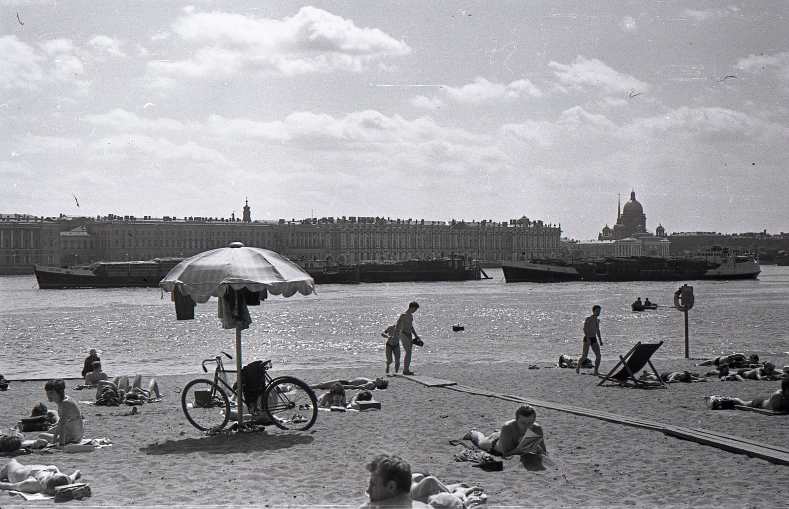 Пляж у Петропавловской крепости (старая фотоплёнка) - Моё, Ленинград, Петропавловская крепость, Пляж, Фотопленка, Хобби, Длиннопост