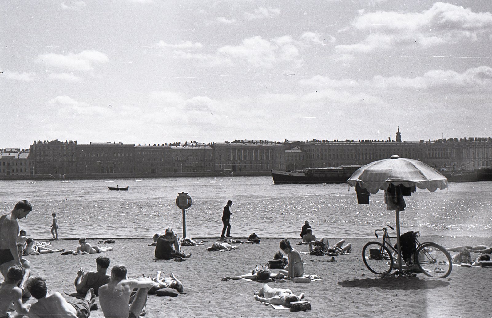 Пляж у Петропавловской крепости (старая фотоплёнка) - Моё, Ленинград, Петропавловская крепость, Пляж, Фотопленка, Хобби, Длиннопост