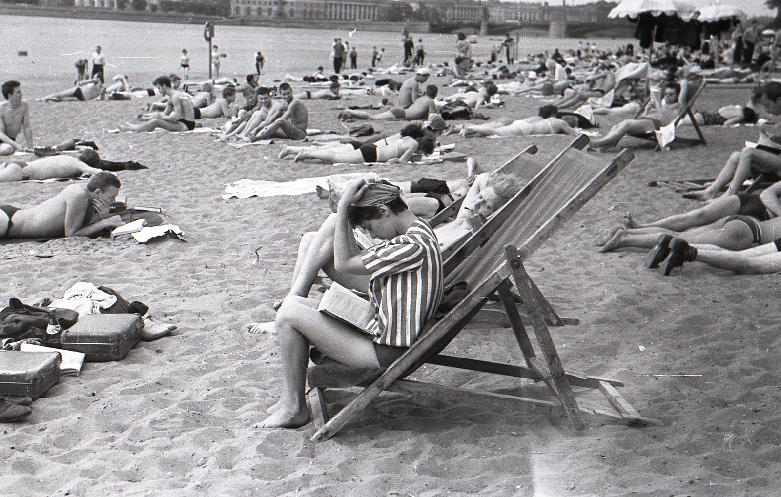 Пляж у Петропавловской крепости (старая фотоплёнка) - Моё, Ленинград, Петропавловская крепость, Пляж, Фотопленка, Хобби, Длиннопост