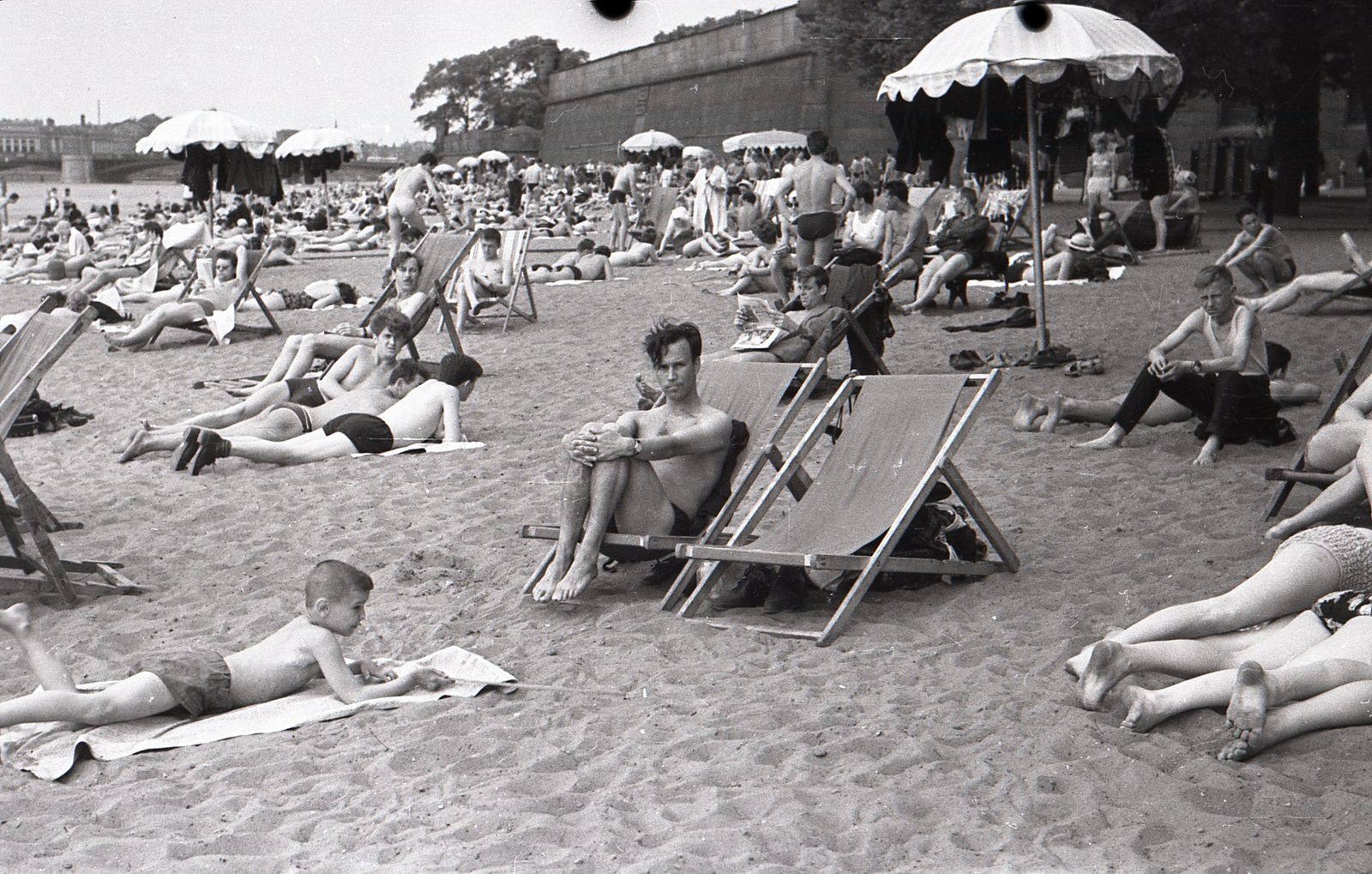 Пляж у Петропавловской крепости (старая фотоплёнка) - Моё, Ленинград, Петропавловская крепость, Пляж, Фотопленка, Хобби, Длиннопост