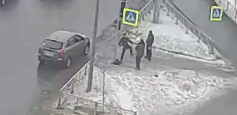 Recordings from city surveillance cameras are already pulling on quite a good low-budget action movie - Petrozavodsk, Video monitoring, Fight, Intruder