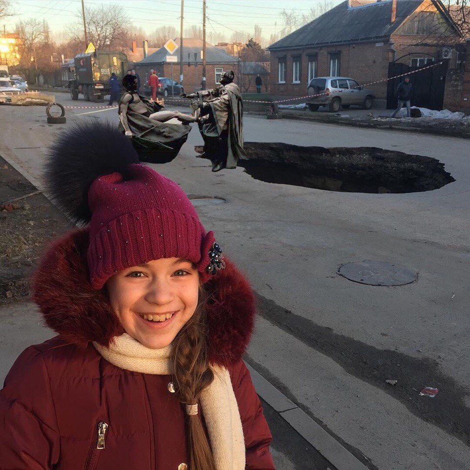 В Таганроге провалился асфальт. Фотошоперы не заставили себя долго ждать - Photoshop, Асфальт, Длиннопост, Баян, Яма, Повтор