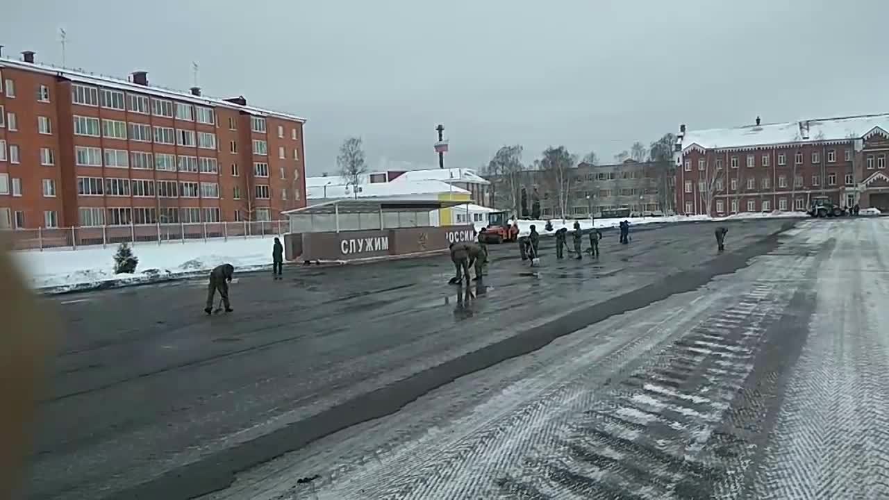 В понедельник приезжает Шойгу. Курсанты асфальтируют площадку. Поверх снега :) - Моё, Армия, Петергоф, Санкт-Петербург, Дорога, Политика