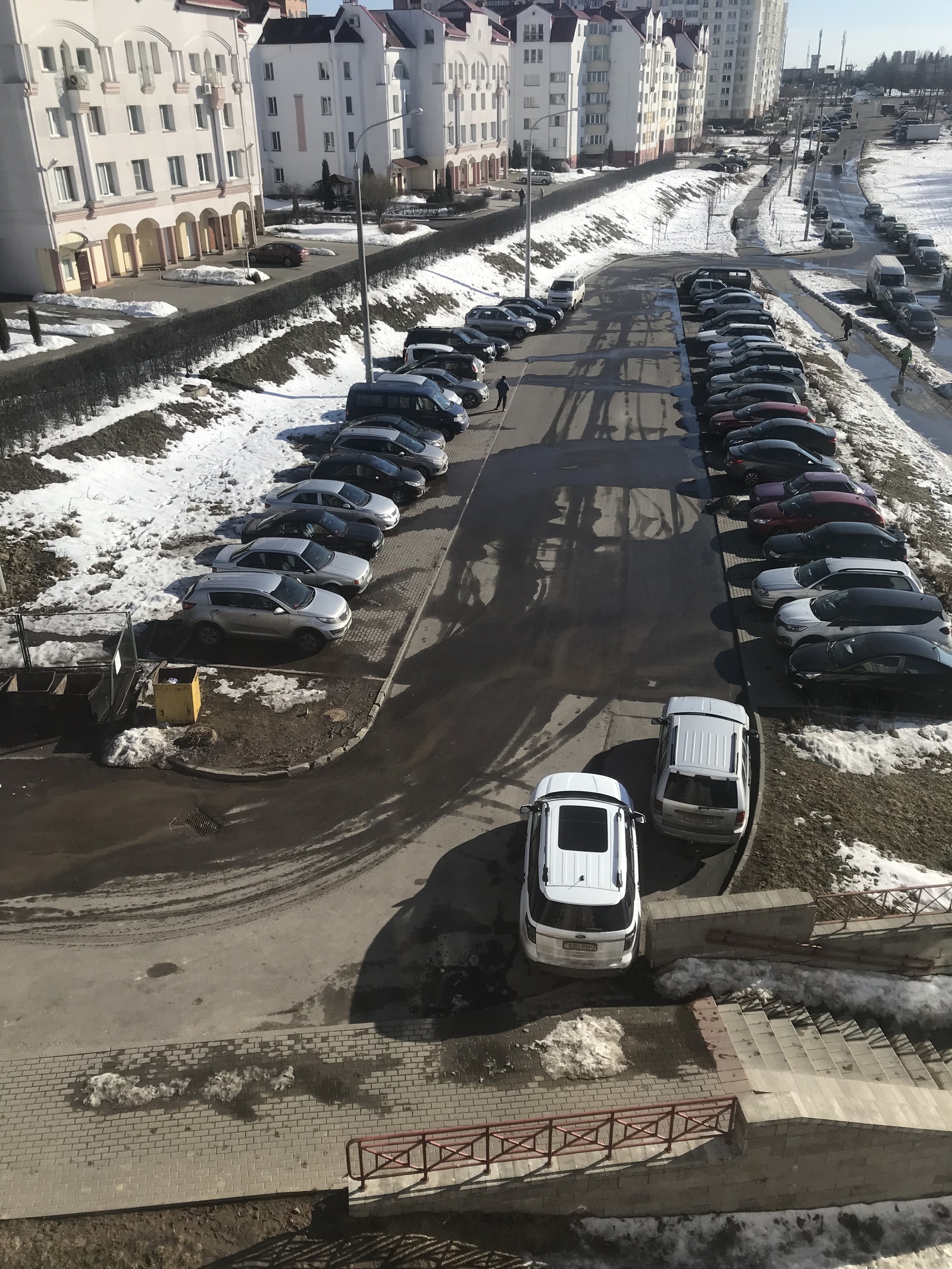 20 cm in the yard. For those who have “everything is fine” in the first post, “the car of the place” does not see the obvious. Think about those around you. - My, Parking, Неправильная парковка, Longpost