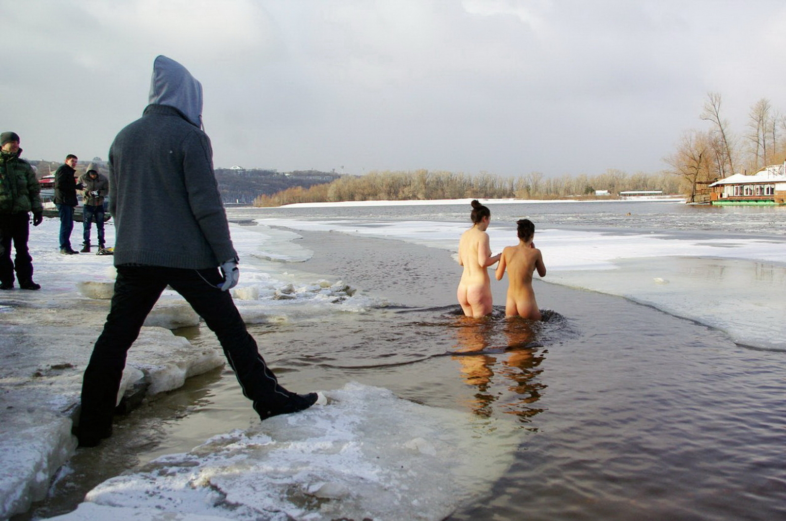 женщины в проруби купаются голыми фото 113