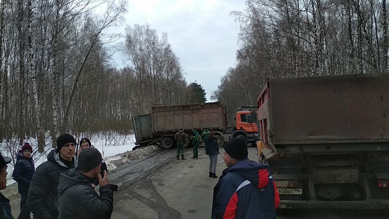 В подмосковной Коломне люди перекрыли въезд на свалку 