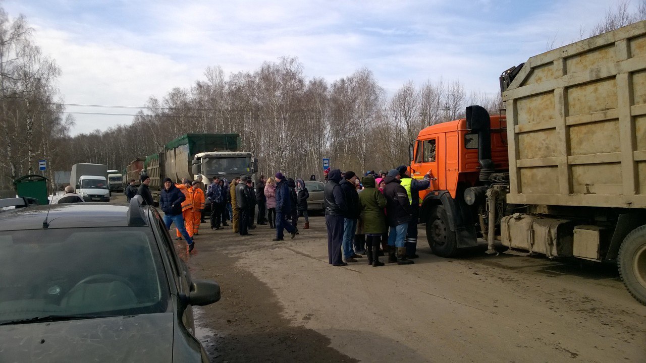 В подмосковной Коломне люди перекрыли въезд на свалку 