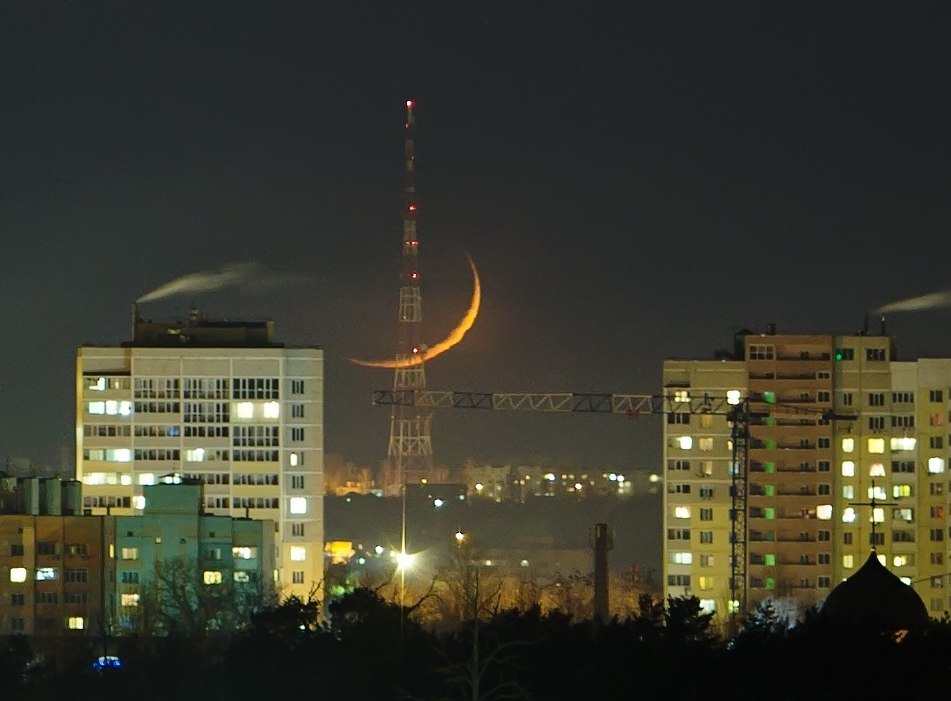 Лунный серп пересекает телевышку на заходе Луны.
 - Брянск, Луна, Ночь, Фотография, Не мое, Телевышка