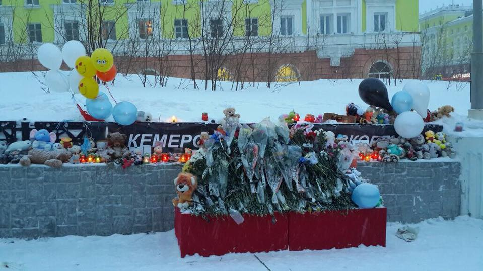 In Norilsk, on the day of national mourning for the dead, a tractor arrived in Kemerovo and grabbed all the flowers and toys. - Kemerovo, Mourning, Fire in Kemerovo