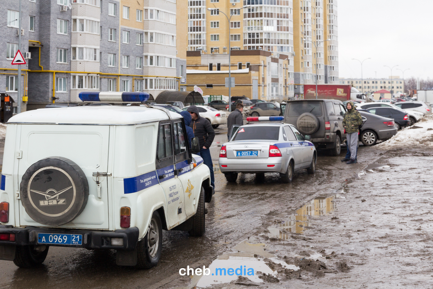 Маршрутные войны? В Чебоксарах внедорожник протаранил припаркованную  иномарку | Пикабу