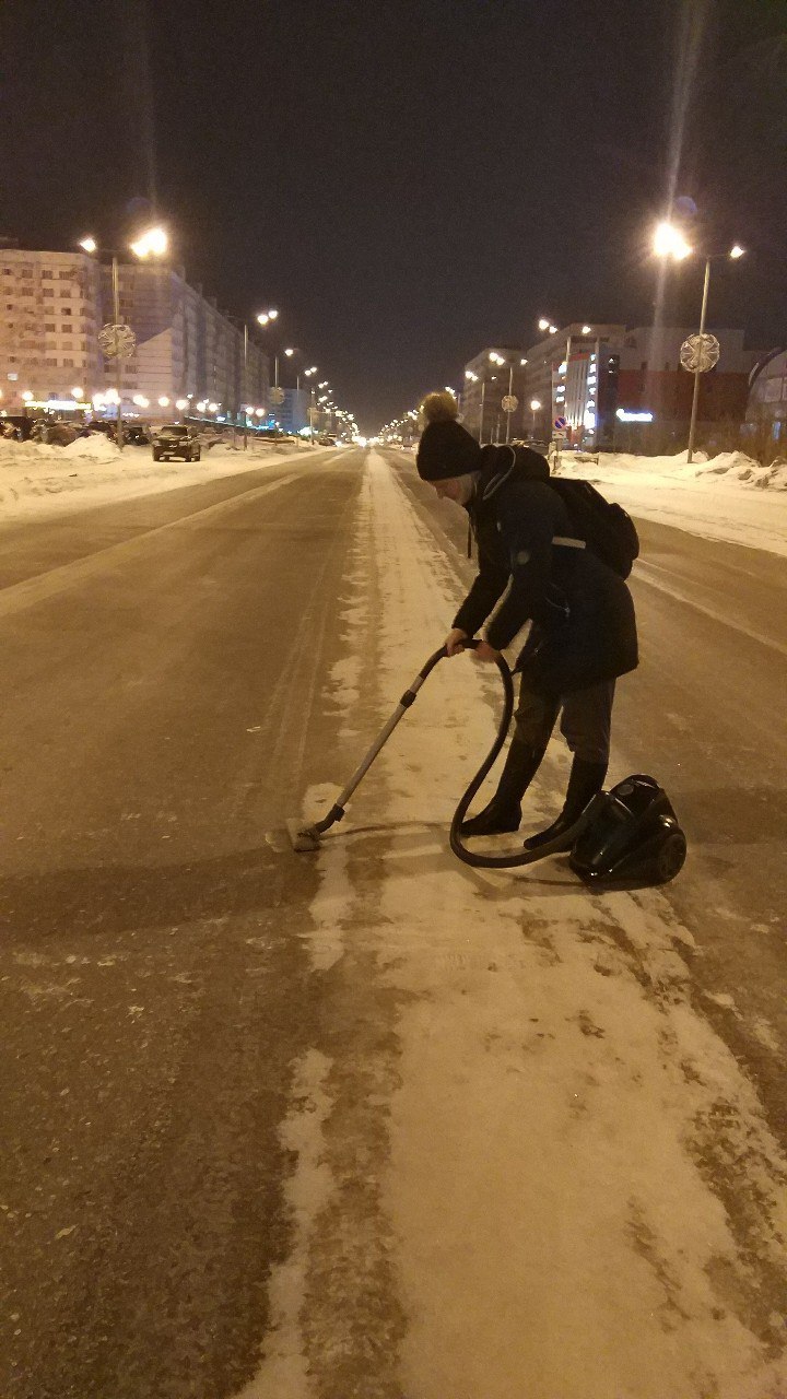 Well, I can’t eat snow already, it’s time to take more drastic measures Novy Urengoy, Yamalo-Nenets Autonomous Okrug - My, Spring, Snow, Cleaning, Madness