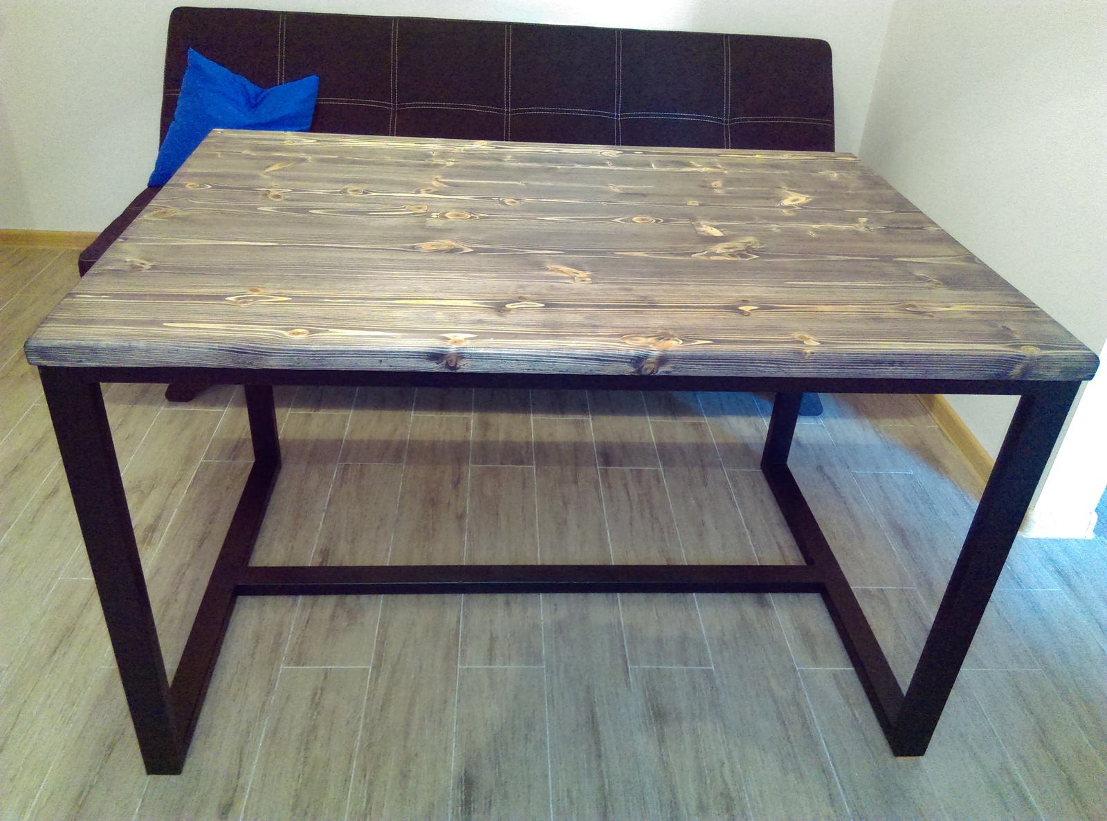 сделать стол из дерева и металла
