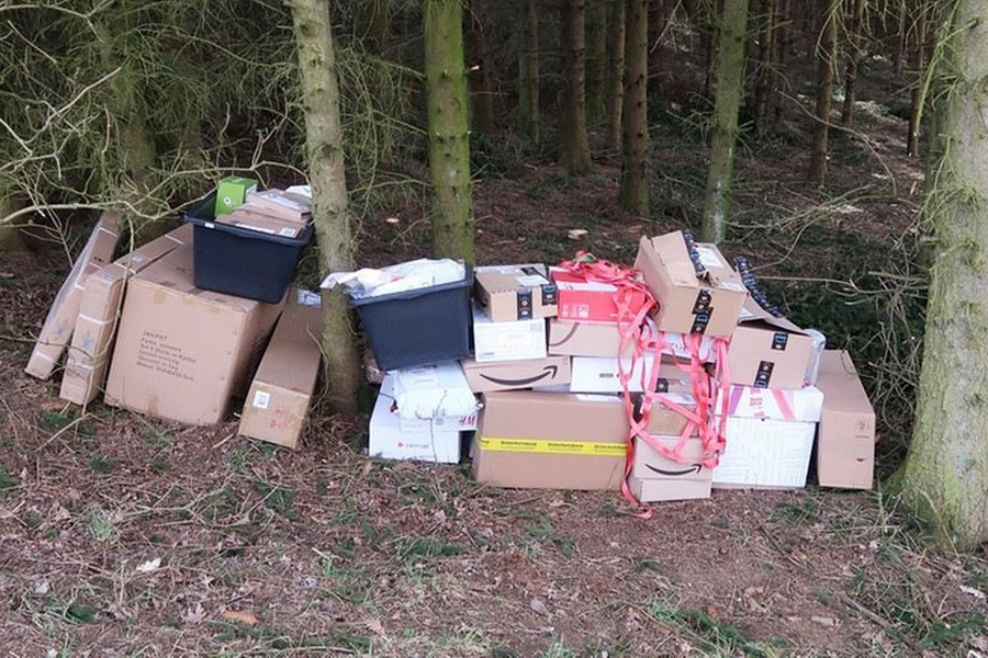 A Christmas tree was born in the forest - and 80 parcels were found. - Germany, Interesting, news, The photo, Police, mail, Forest