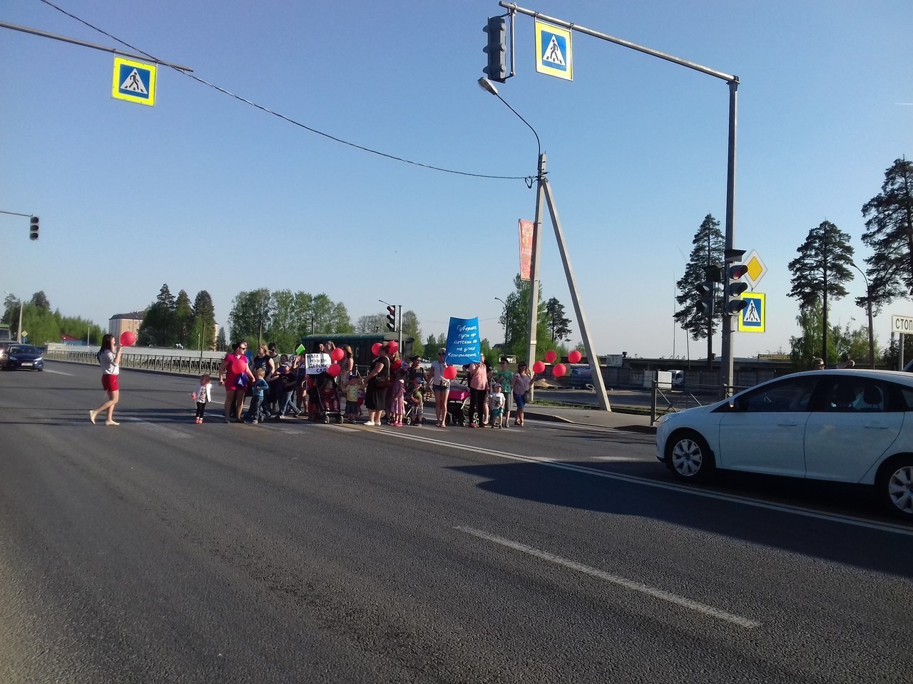 Women with children tried to block the Vyborg highway - Saint Petersburg, Yamma, Fools and roads, Traffic jams