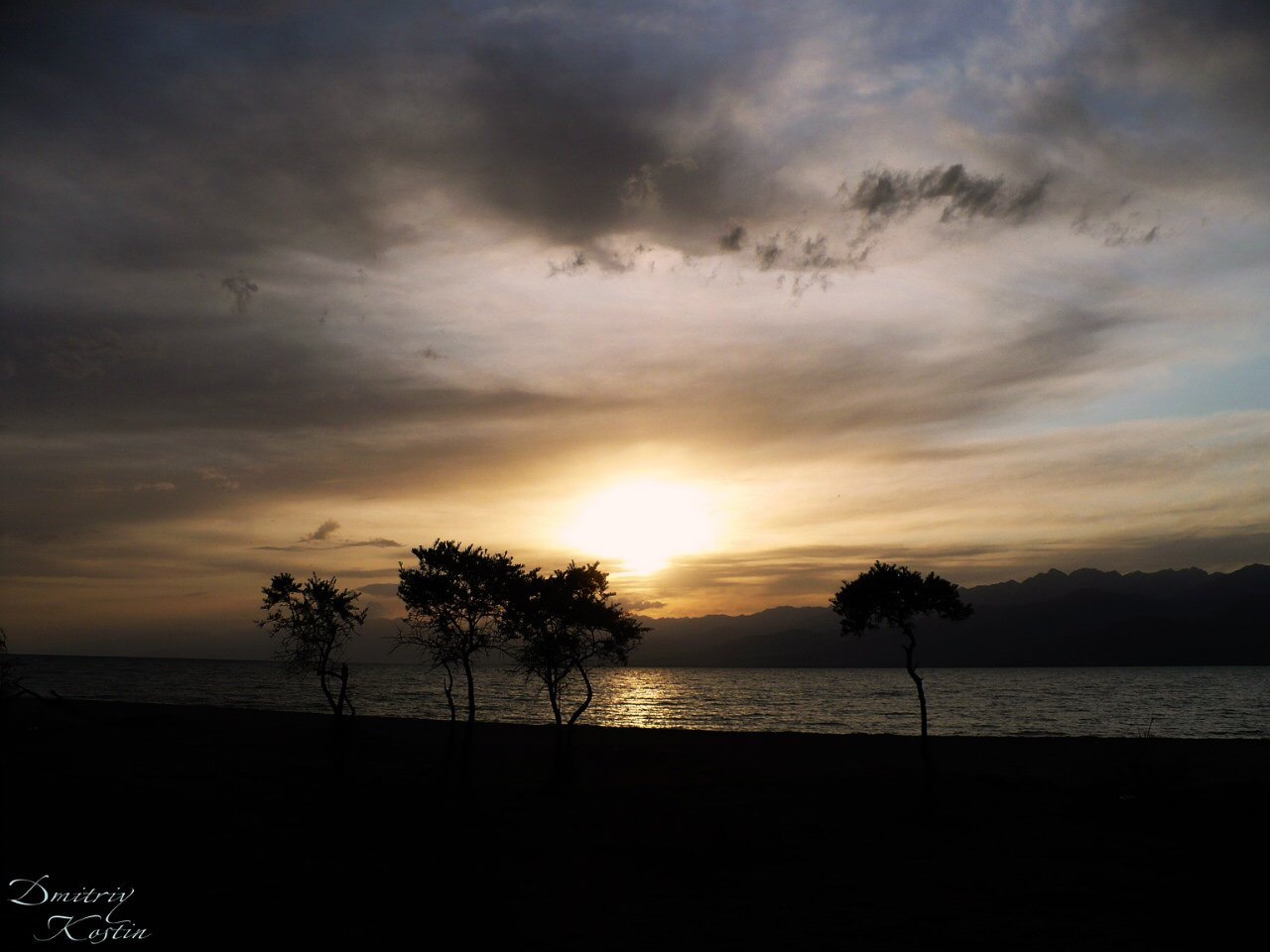 Sunset at Issyk-Kul - My, Lake, Sunset, Nature, The mountains, Water, Issyk-Kul, Kyrgyzstan, Relaxation