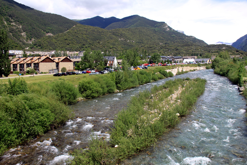 Spanish outback: Villanua MotorShow - My, Spain, Huesca, Abroad, Auto, Longpost, The photo, My, The mountains