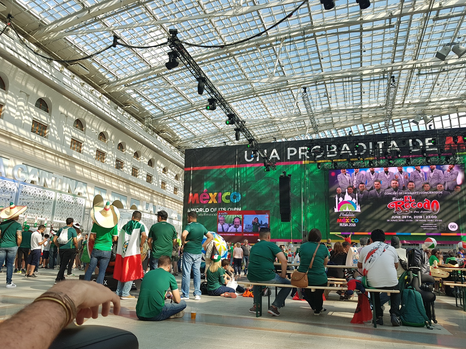Mexican fan zone in Moscow. - My, Mexico, fan zone, Gostiny Dvor, Moscow, 2018 FIFA World Cup, Болельщики, Video, Longpost, Football