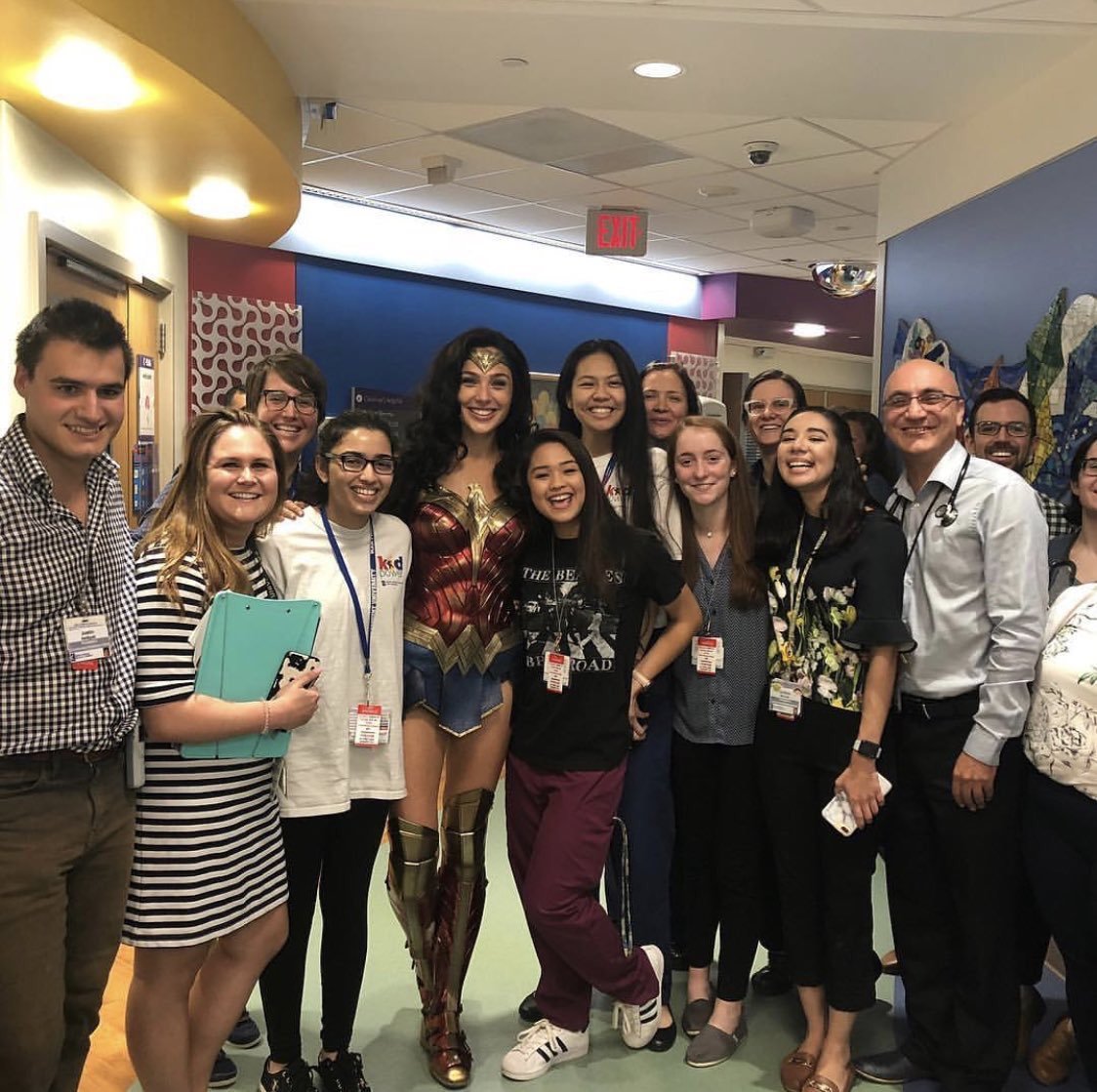 Gal Gadot visits children's hospital dressed as Wonder Woman. - Gal Gadot, Wonder Woman, DC, Children, , Hospital, Longpost, Dc comics