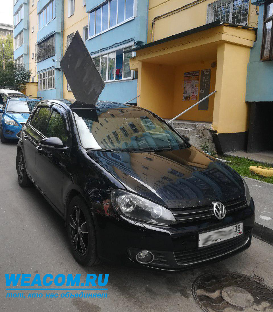 In Irkutsk, roofing material fell off the roof of a nine-story building and “flashed” a car - Irkutsk, Road accident, , Longpost