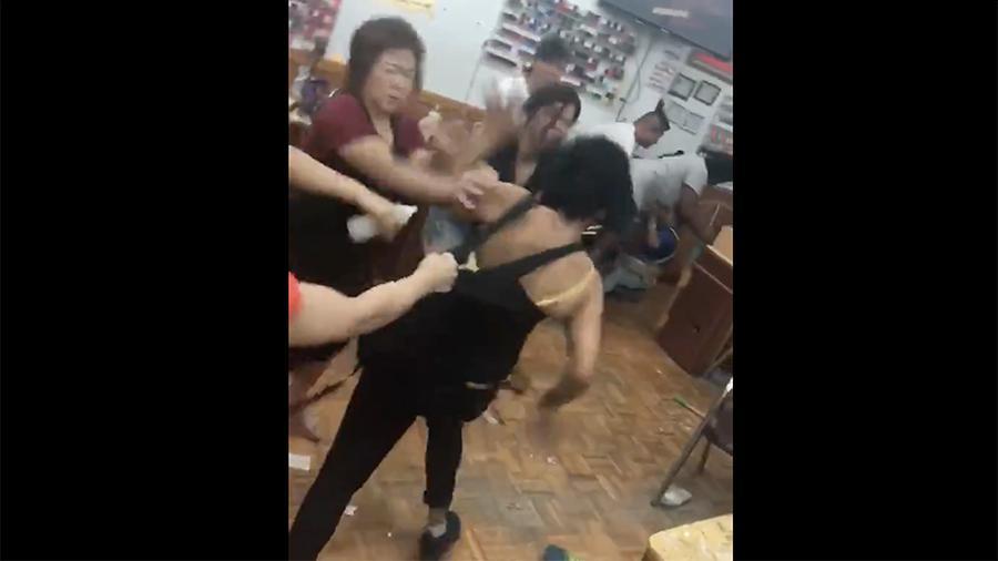 In New York, employees of a beauty salon beat disgruntled clients with sticks - Fight, New York, Mass brawl, Beauty saloon, Video